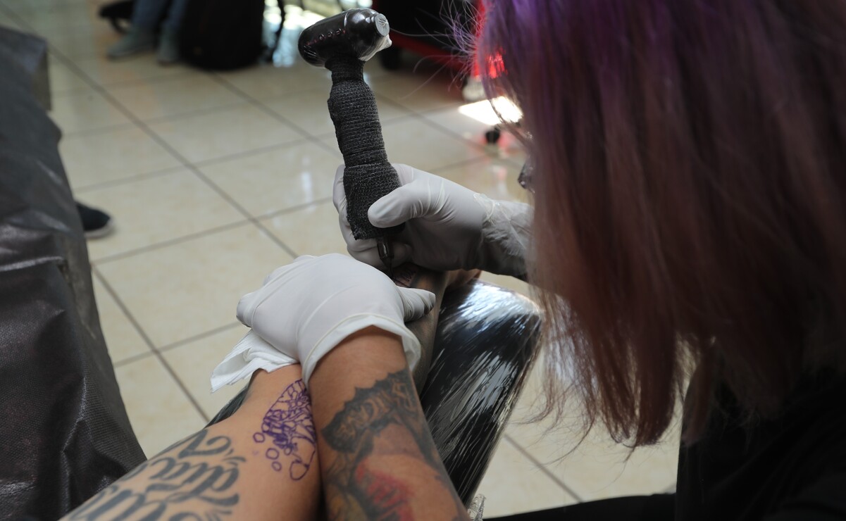 En Toluca, existen alrededor de 20 estudios de tatuaje registrados y al menos 50 tatuadores independientes. Foto: Jorge Alvarado