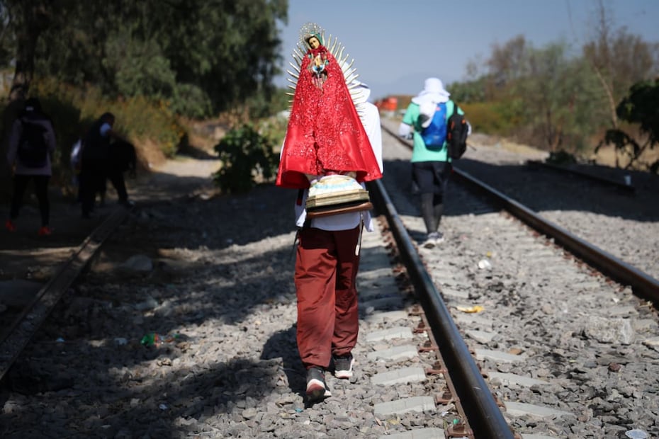 El paso por las vías del tren es la opción más corta, pero también la más arriesgada; los peregrinos deben avanzar con cautela por el riesgo de ser alcanzados por un tren de carga. Foto Luis Camacho / El Universal
