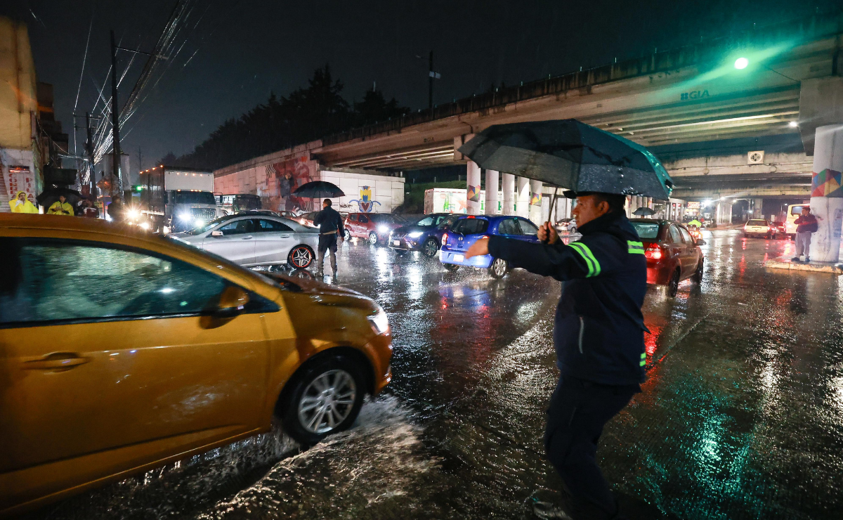 Diluvio en el Valle de Toluca: Calles inundadas, autos varados y caos total
