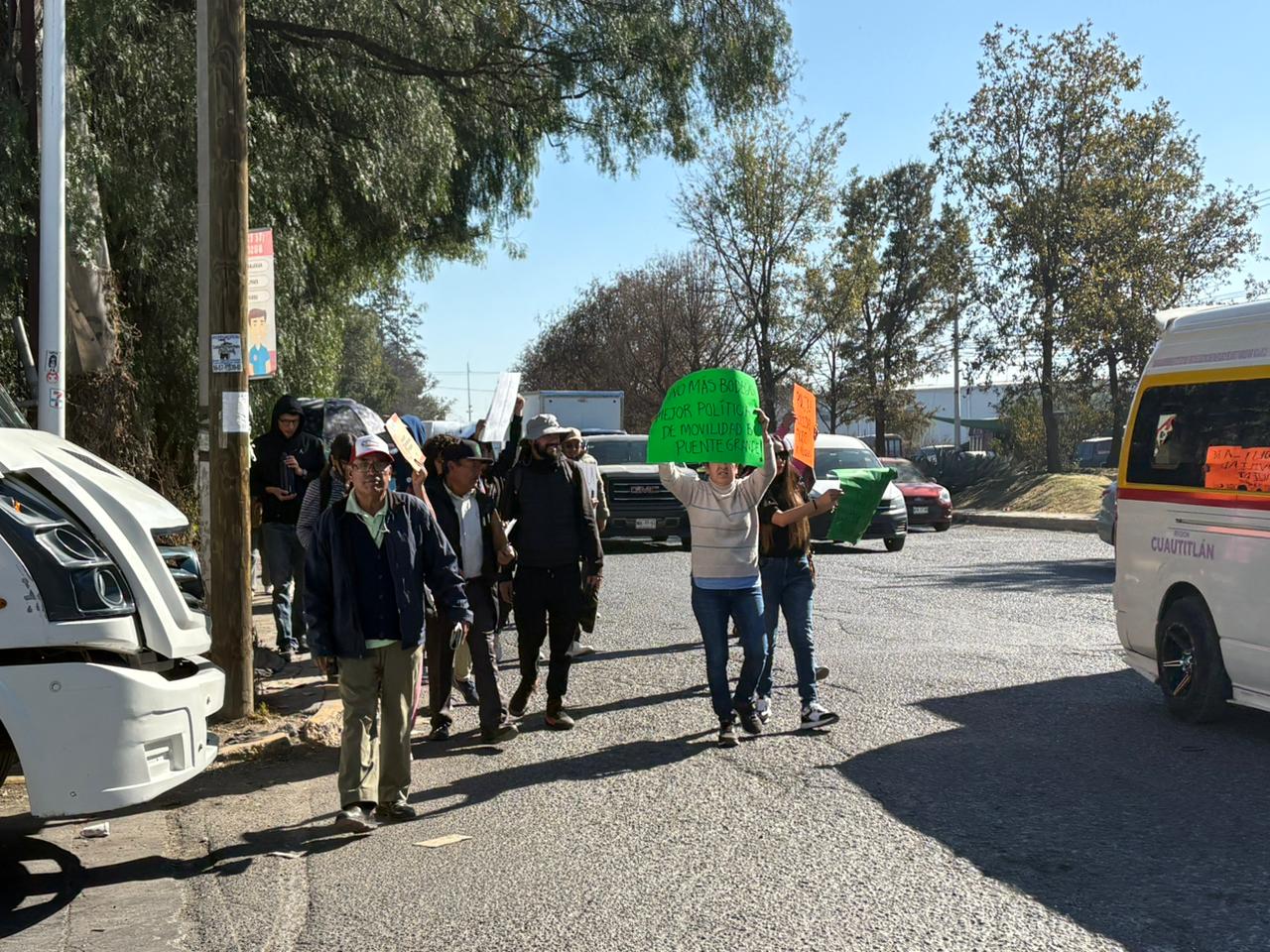 Vecinos se manifestaron alegan mayor tráfico si se construyen naves industriales en este espacio. Foto Arturo Contreras