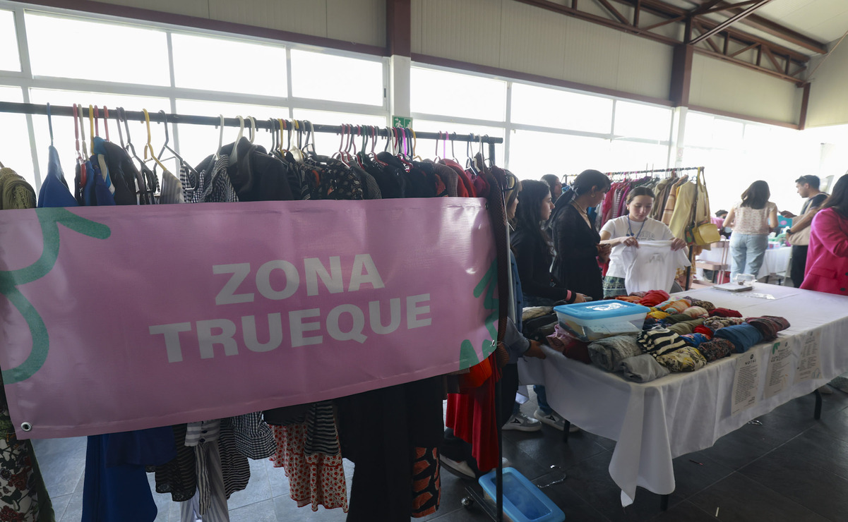 En el bazar itinerante “Hagamos Trueque” se intercambia ropa, libros, artículos de decoración, zapatos y accesorios. Foto: Alejandro Vargas / El Universal Estado de México