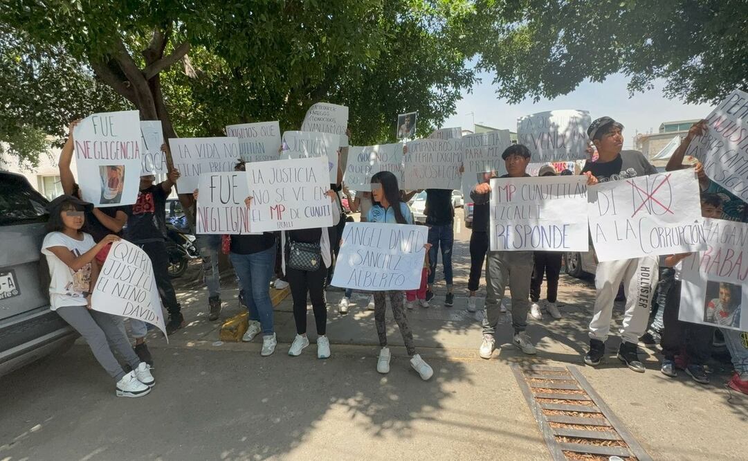 Al grito de “Era tu cable, eres culpable”, “¡justicia, justicia”, familiares y amigos exigen justicia para David Sánchez, a las afueras de los juzgados. Foto: Arturo Contreras