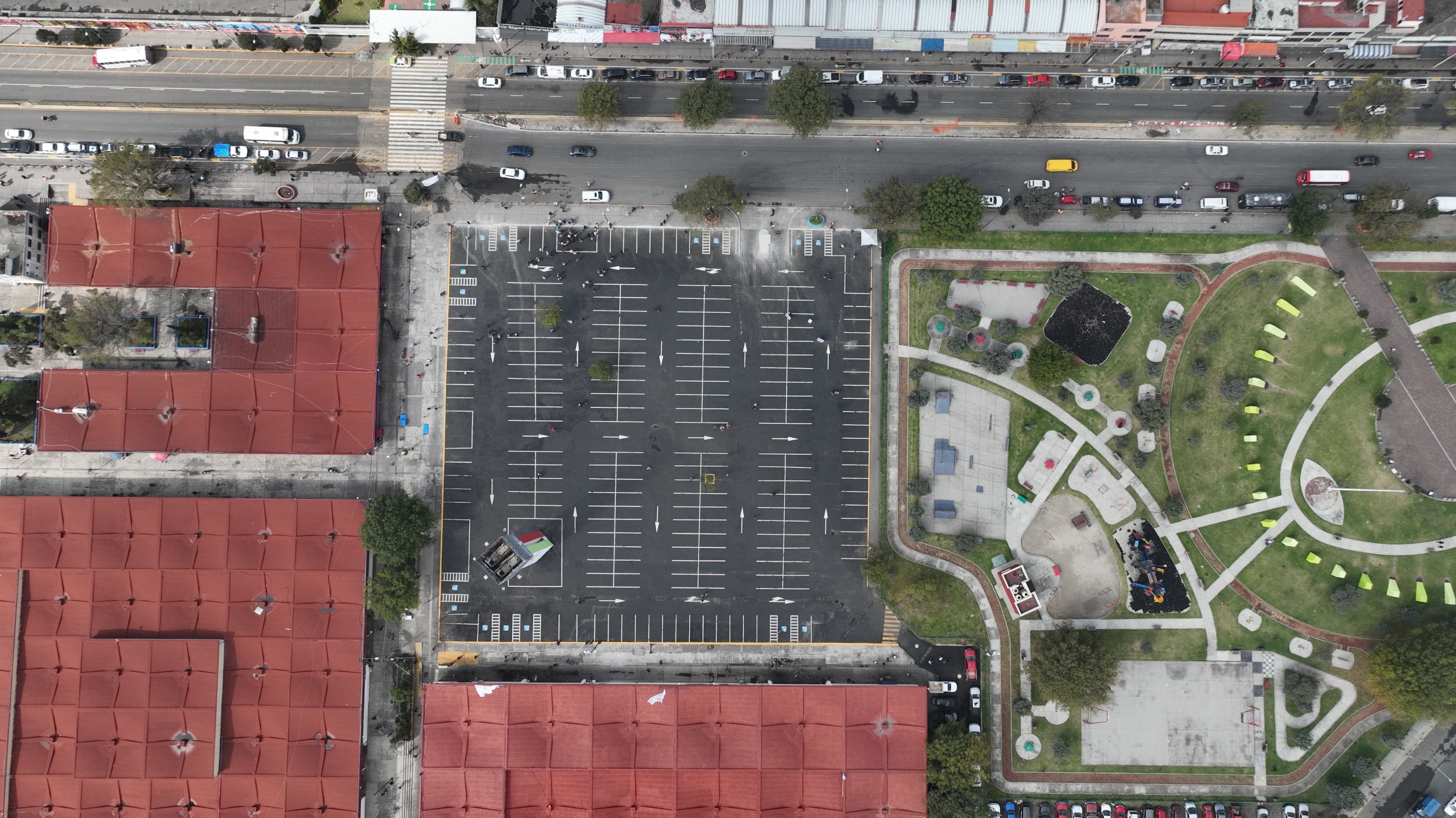 En la zona se comercializan diferentes productos y el estacionamiento es parte fundamental para atraer compradores. Foto Especial
