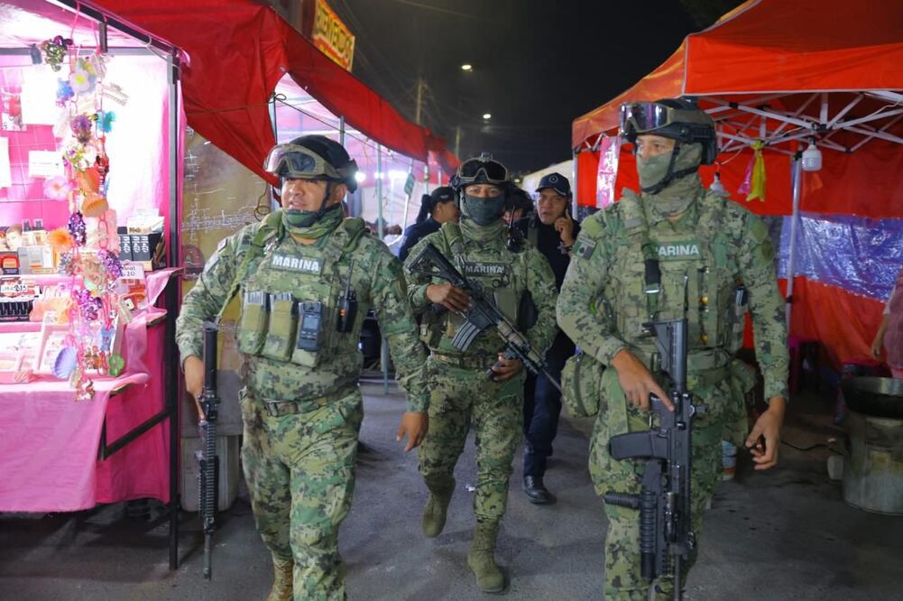 Policías estatales y locales supervisan bazares y paraderos de transporte para prevenir delitos de alto impacto. Foto Especial