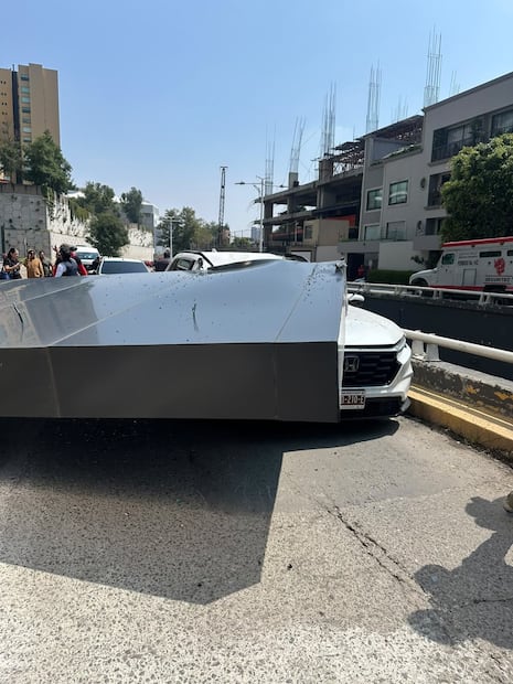 La estructura de la fachada de Paseo Interlomas cayó sobre una camioneta que circulaba por la vialidad de La Barranca. Foto especial