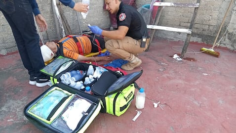 Adulto mayor cae de tercer piso en Ecatepec y es hospitalizado