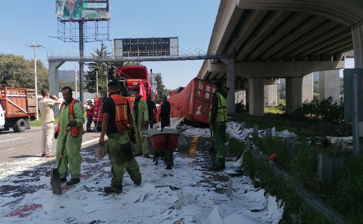 Bomberos del municipio de Ocoyoacac para apoyar en los trabajos de limpieza de la vía / Foto Claudia Rodríguez