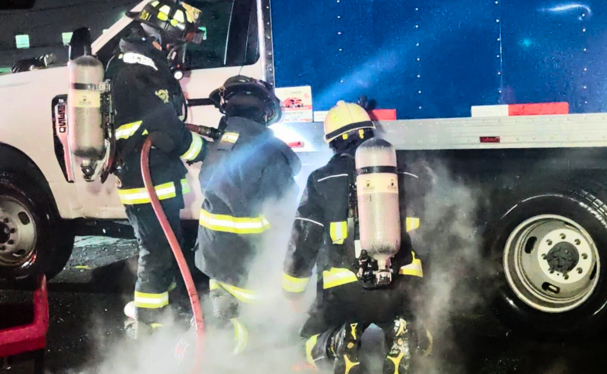 Bomberos de Tepotzotlán controlaron una fuga de gas en una camioneta sobre la autopista México-Querétaro, evitando una explosión. Foto: Especial