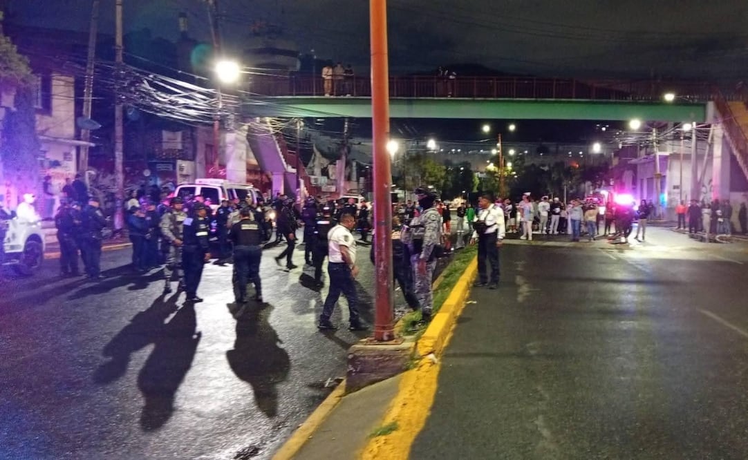 Con pancartas y consignas, familiares y amigos de Naomi cerraron la circulación en ambos sentidos de la Avenida Hidalgo, en San Pedro Barrientos. Foto Especial