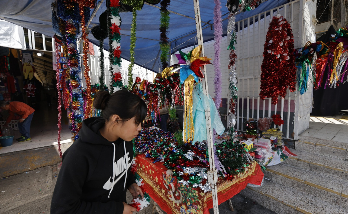 Guirnaldas, papel picado y flores artificiales son solo algunas de las opciones que encontrarás en el Mercado 16 de septiembre Foto: Jorge Alvarado