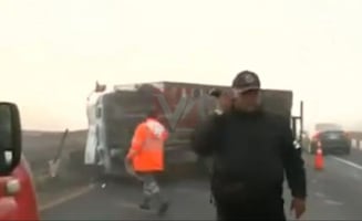 Pierde el control por la niebla: Tráiler vuelca en el Circuito Exterior Mexiquense a la altura de Tultepec