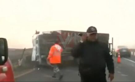 Pierde el control por la niebla: Tráiler vuelca en el Circuito Exterior Mexiquense a la altura de Tultepec