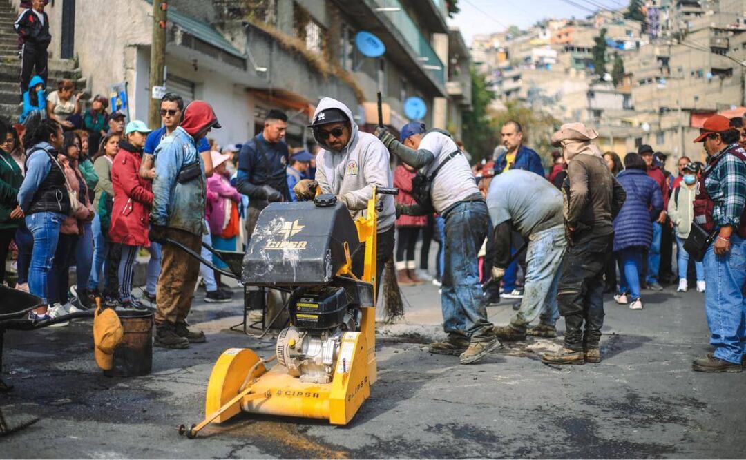 Trabajos de rehabilitación vial en Naucalpan gracias al programa "Bachetón Edomex" Foto: Especial