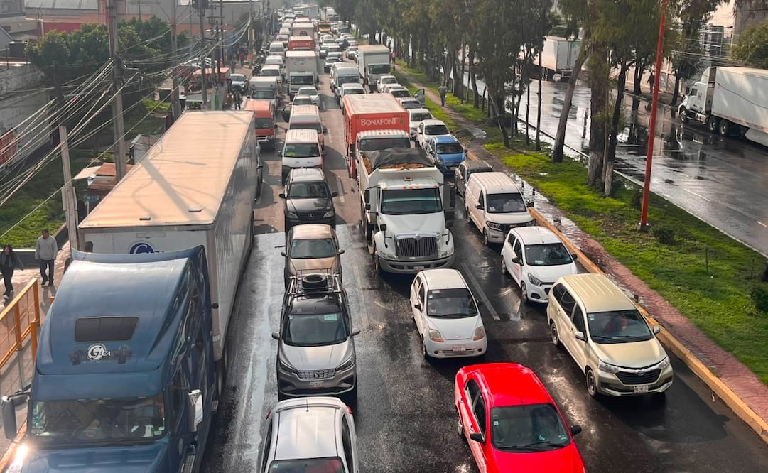Unidades de transporte público bloqueando los carriles durante la protesta convocada por más de 20 rutas de la región oriente del Edomex. Foto Especial