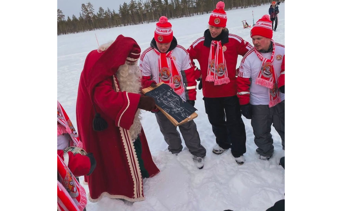 El FC Santa Claus en su estadio, rodeado de nieve y con el espíritu navideño en el aire, un escenario perfecto / Foto: Especial
