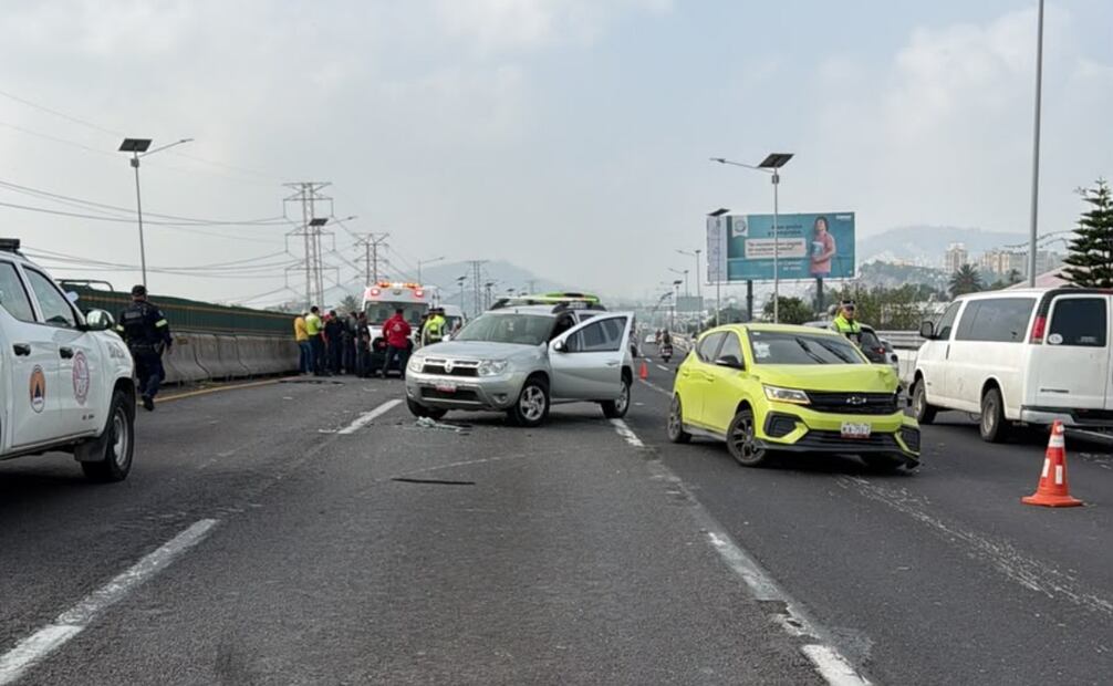 Cuatro vehículos particulares y una unidad de transporte público participaron en el percance. Foto especial