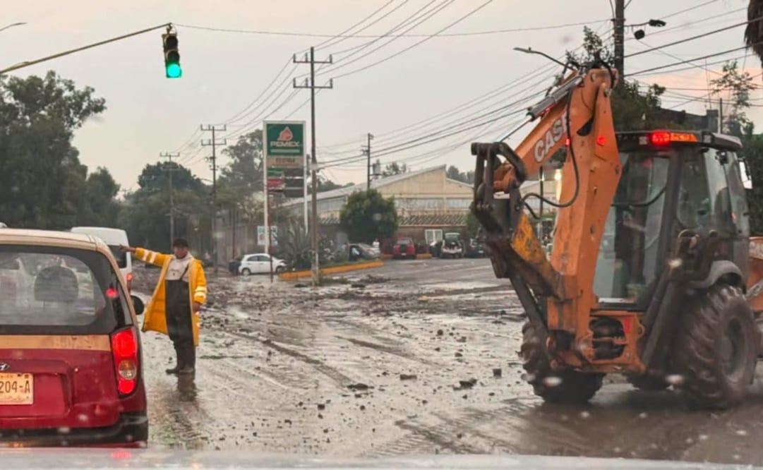 Camiones tipo Vactor de Conagua y CAEM apoyan en la limpieza de calles y cisternas particulares en Los Reyes La Paz. Foto Especial