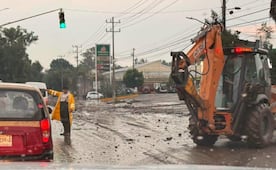 Desborde de agua cerril inunda colonias de Los Reyes La Paz tras lluvia del domingo