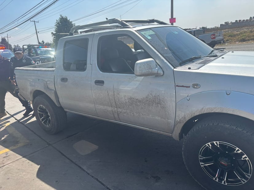 La camioneta Nissan Frontier color plata contaba con reporte de robo relacionado con robo al transporte de carga. Foto: Especial