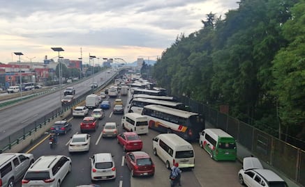 ¡Ya van 3 horas de caos! Transportistas liberan centrales pero mantienen bloqueo en Periférico Norte