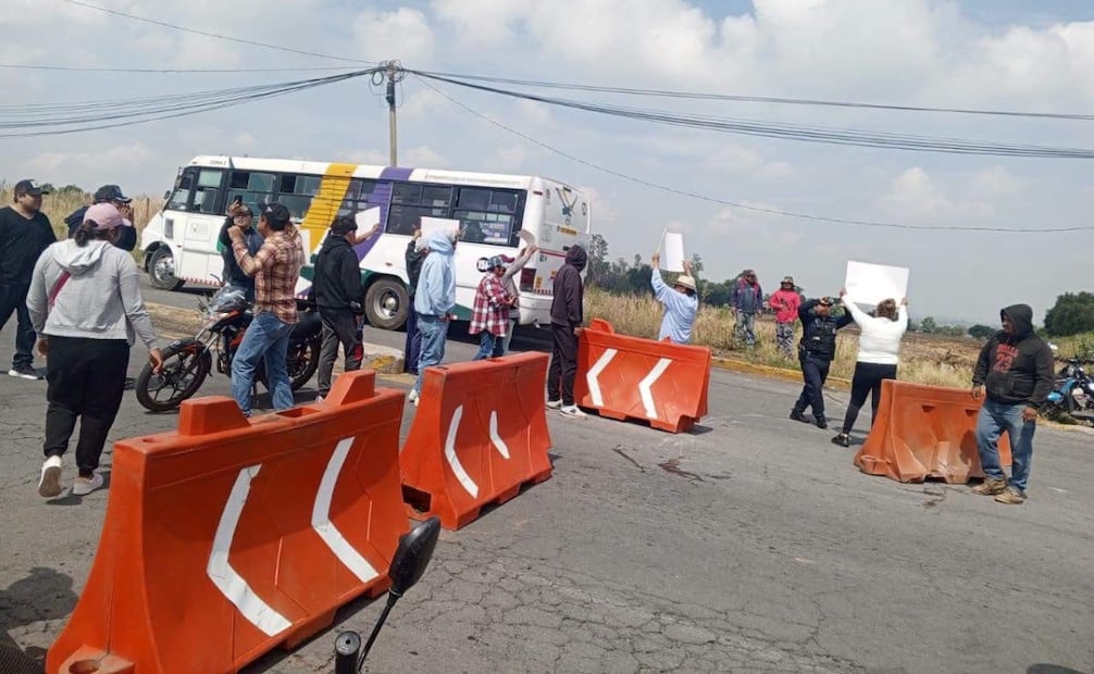El bloqueo en la entrada de la comunidad busca forzar una mesa de diálogo directa con las autoridades municipales. Foto Especial