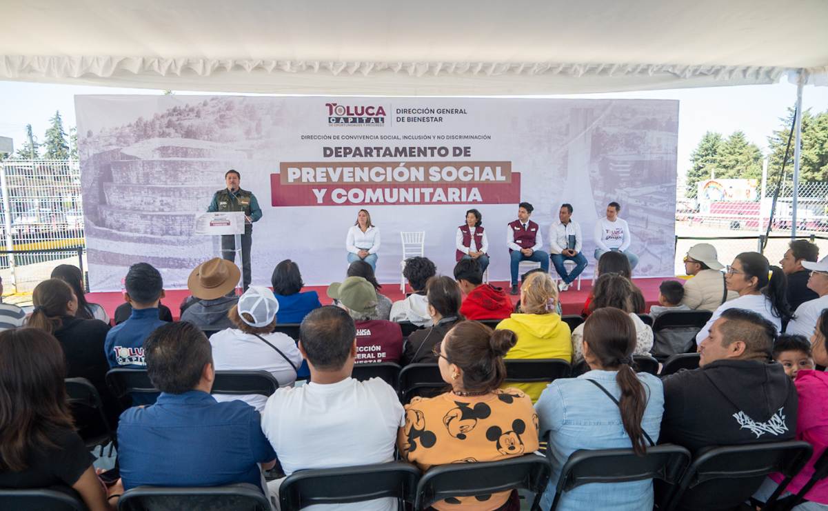 Vecinos del Cerrillo Vista Hermosa y autoridades de Toluca celebran la rehabilitación del parque de su comunidad. Foto: Especial