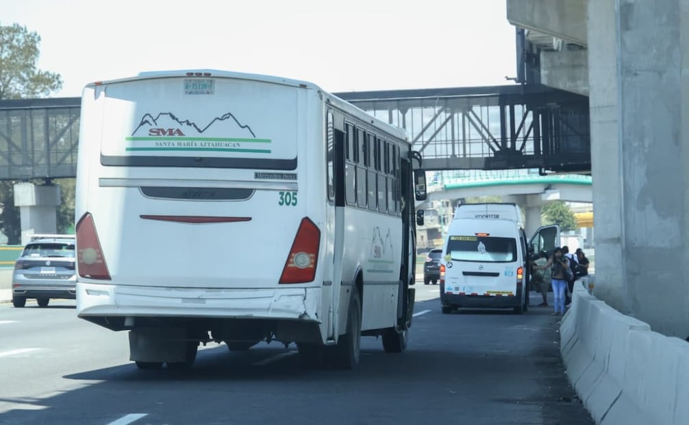 Transportistas muestran los impactos de bala en el techo de sus unidades, marcas dejadas por delincuentes para intimidar a los usuarios. Foto Karla Guerrero / El Universal