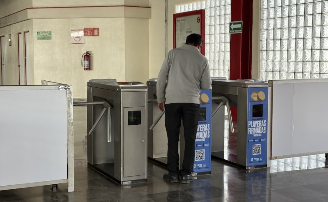 En estaciones como Lechería y Tultitlán, los usuarios se encuentran con la sorpresa de que no hay dónde recargar su plástico. Foto Arturo Contreras / El Universal