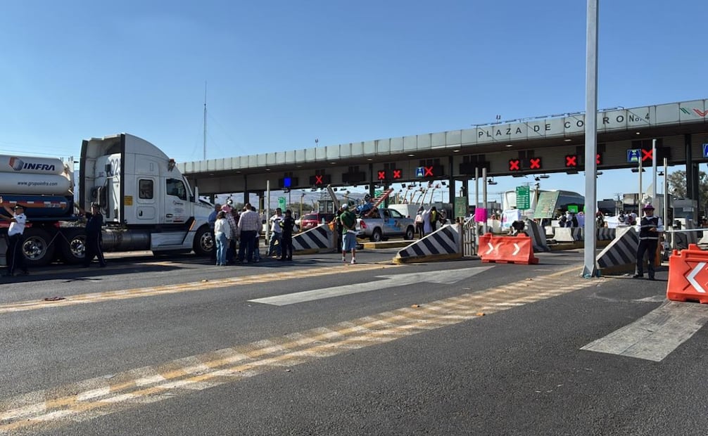 Manifestantes permiten el libre peaje en la caseta de Tepotzotlán como medida de presión ante la falta de respuesta de las autoridades. Foto Especial