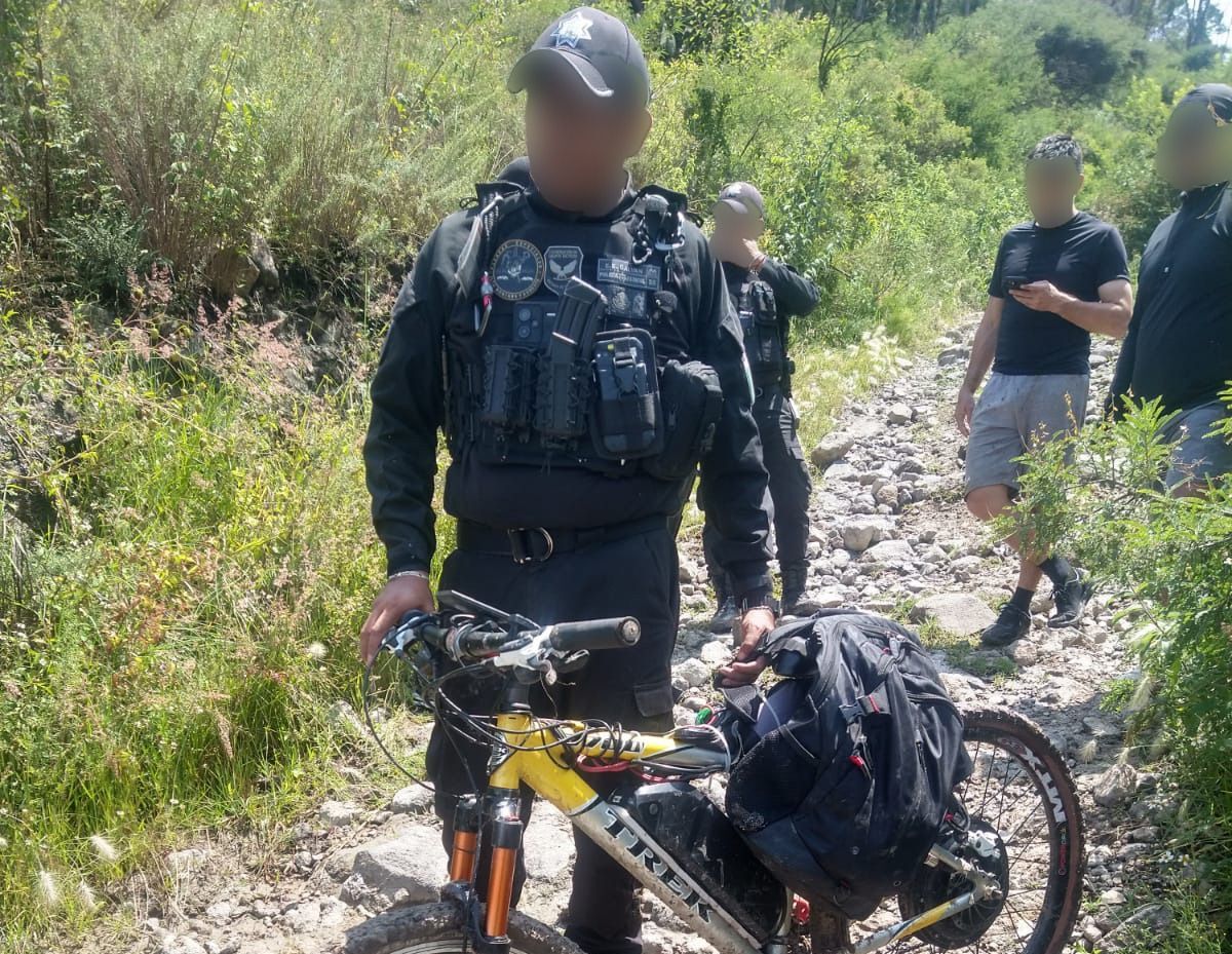 Los detenidos presuntamente golpearon a dos visitantes para robarles sus pertenencias.