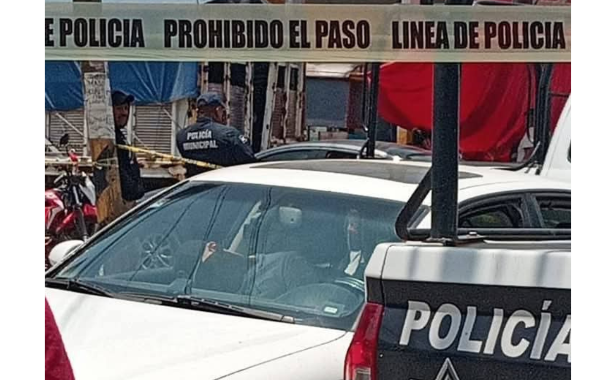 La escena del triple homicidio en la Avenida Centenario, Melchor Ocampo, acordonada por la policía municipal y el Ejército Mexicano. Foto: Especial