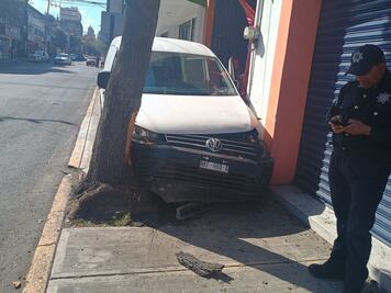 Conductora pierde el control y provoca accidente en Toluca; dos heridos