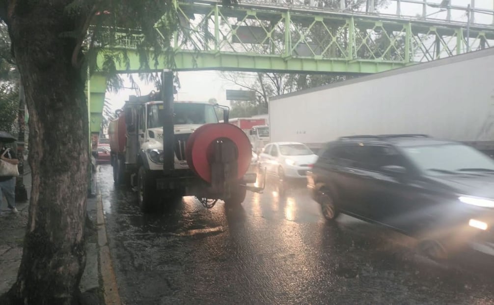 Personal municipal desplegó equipo especializado para retirar el agua acumulada en las principales vialidades. Foto Especial