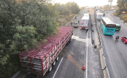 Tráileres chocan y derraman combustible en el Circuito Exterior Mexiquense