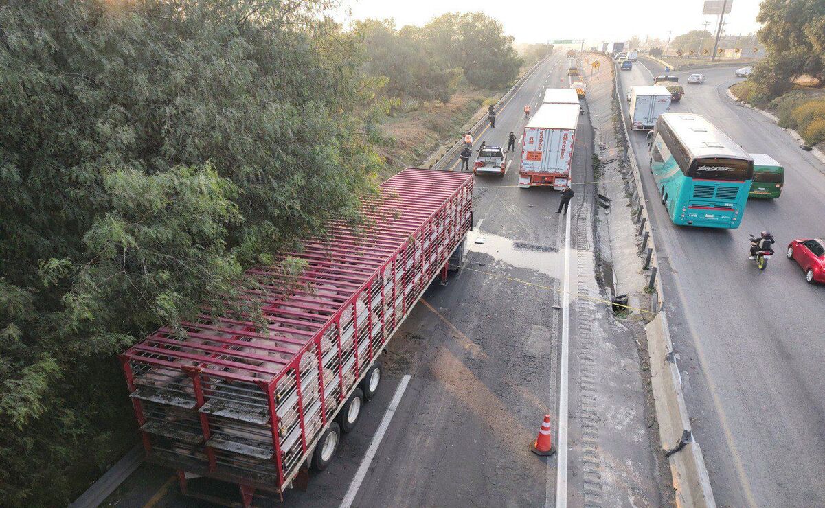 Tráileres chocan y derraman combustible en el Circuito Exterior Mexiquense