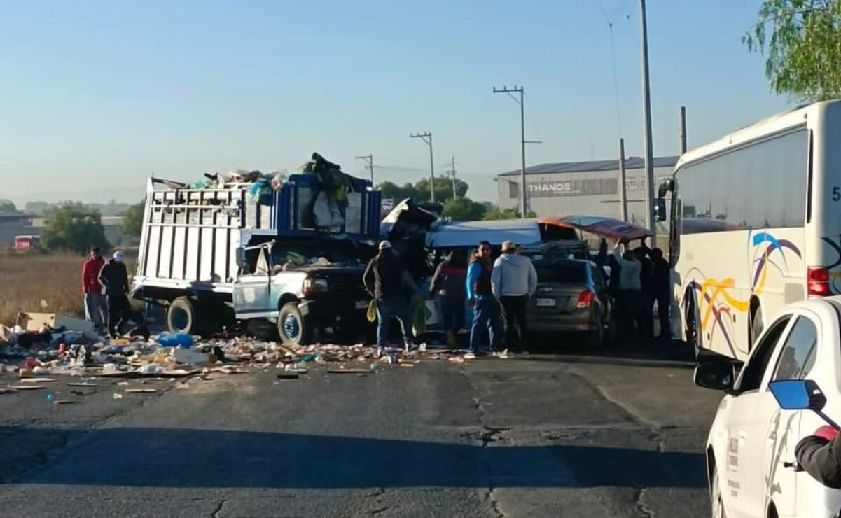 Uno de los vehículos invadió el carril contrario / Foto Especial