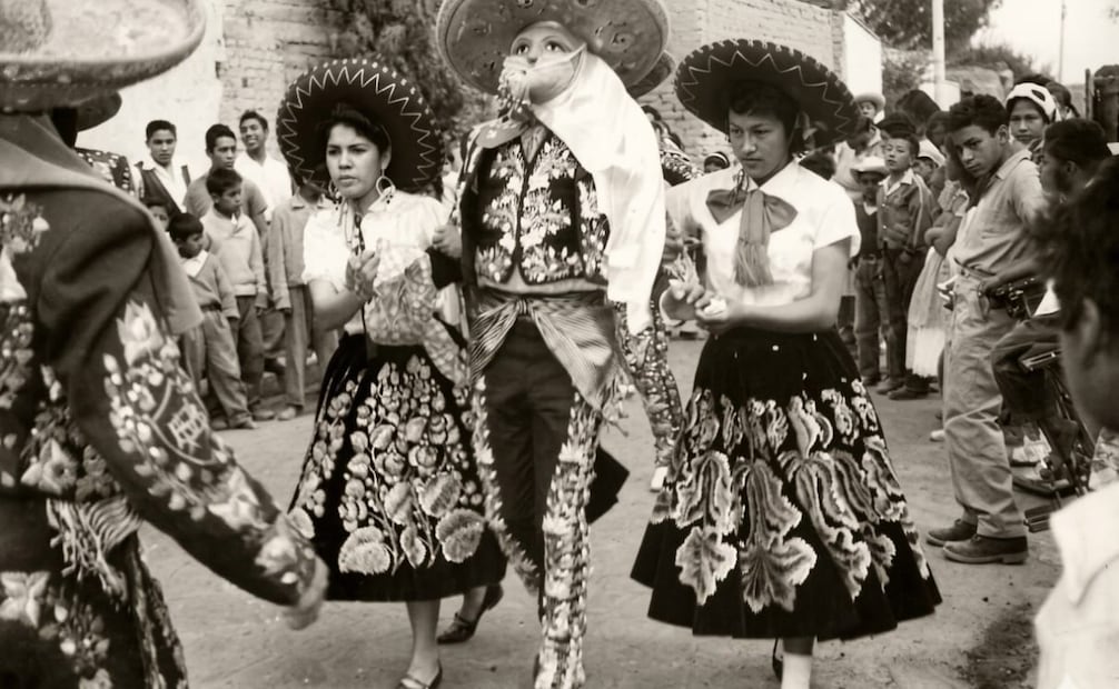 Las icónicas máscaras de cera, iniciadas como tradición en 1926 por don Erasmo Valverde, son la pieza central del famoso Carnaval de Chimalhuacán. Foto Especial