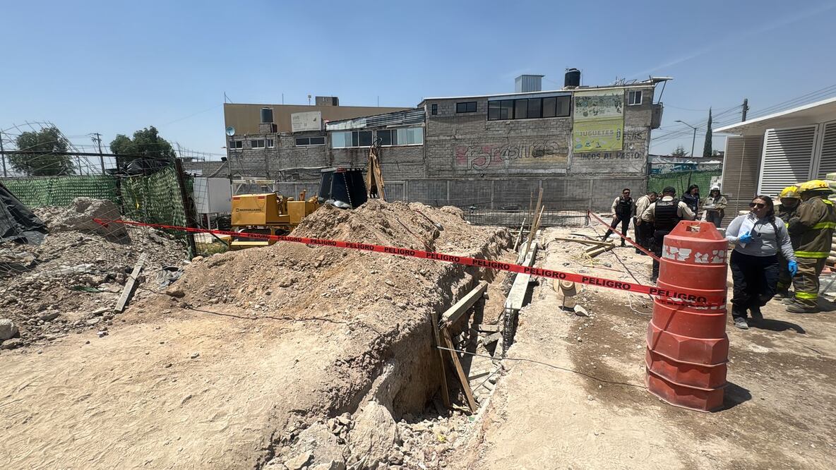 Un hombre de unos 30 años falleció al colapsar una barda en construcción en Multi Plaza Ojo de Agua, Tecámac. Foto Especial