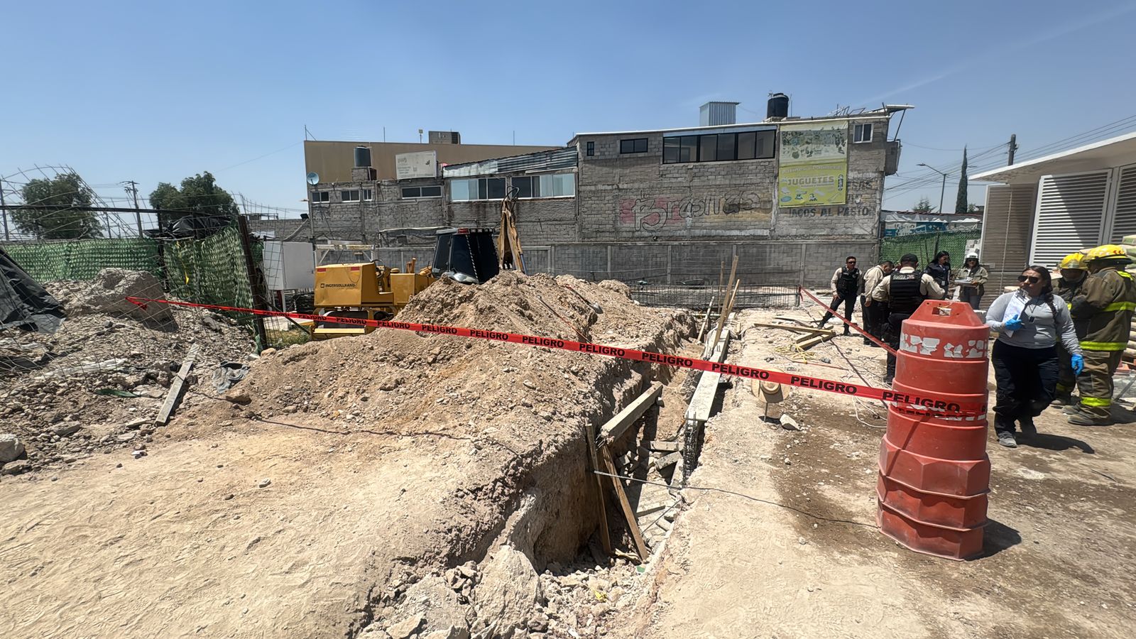Un hombre de unos 30 años falleció al colapsar una barda en construcción en Multi Plaza Ojo de Agua, Tecámac. Foto Especial