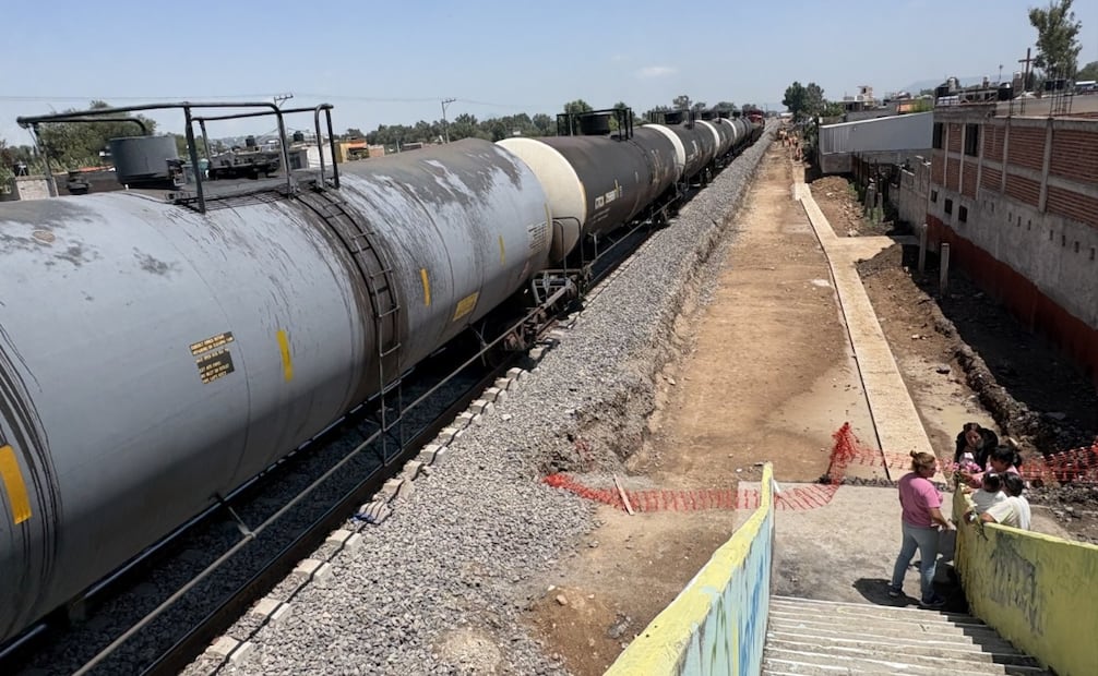 Estructuras y andamios destinados al puente provisional quedaron arrumbados a un costado de las vías tras la negativa de la comunidad de Teoloyucan. Foto Arturo Contreras / El Universal