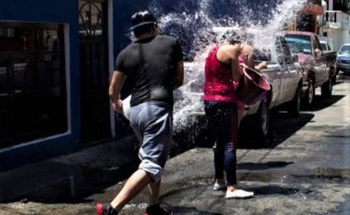 Los Ayuntamientos de Toluca y Metepec multaran a quienes hagan mal uso del agua en el Sábado de Gloria. Foto: Especial