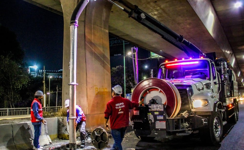 Personal especializado trabaja en la limpieza de cárcamos, rejillas y bocas de tormenta para evitar inundaciones críticas. Foto Especial