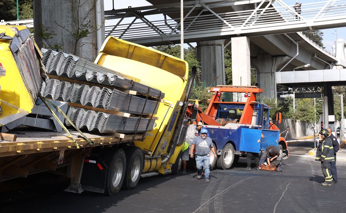 Un tráiler con plataforma se quedó sin frenos y chocó contra la caseta de cobro. Foto: Arturo Hernández