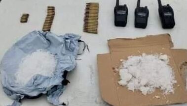 Posesión de lo que parece ser la droga conocida como "cristal".