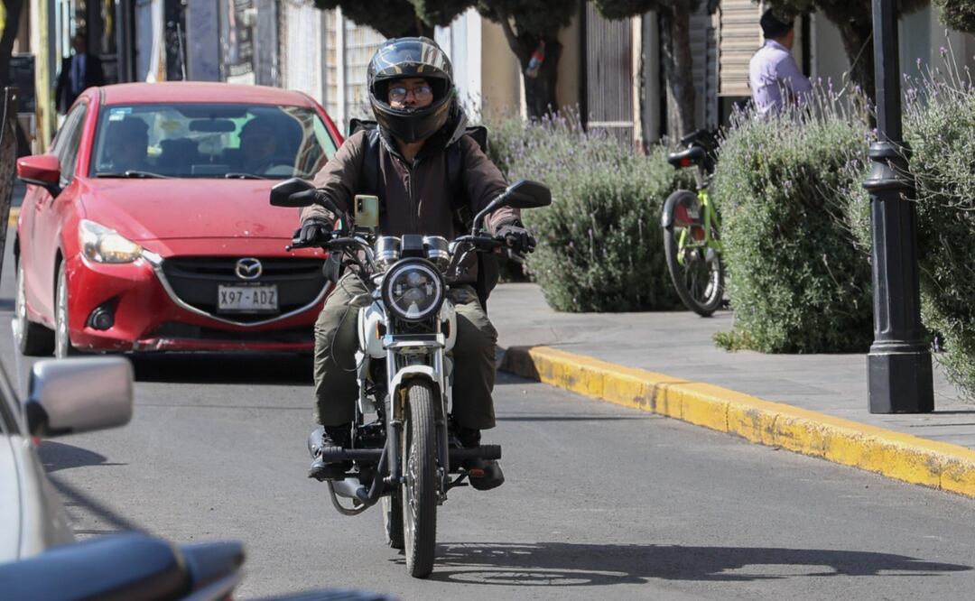 Usuarios y motocicletas de aplicaciones de transporte en el Edomex, en el centro del debate sobre su regulación. Foto: Arturo Hernández