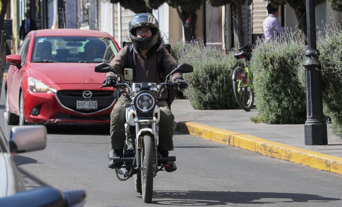 Usuarios y motocicletas de aplicaciones de transporte en el Edomex, en el centro del debate sobre su regulación. Foto: Arturo Hernández