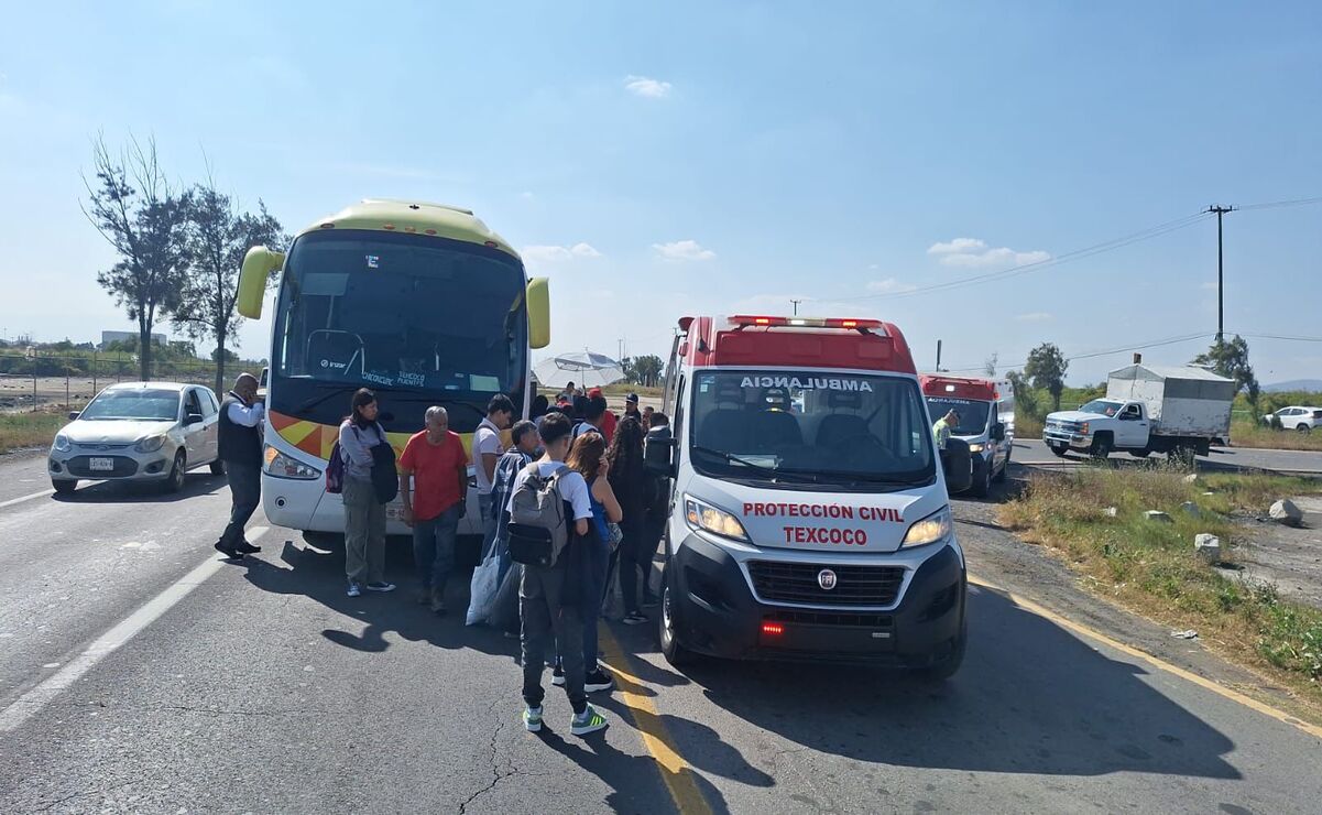 Elementos de seguridad arribaron al lugar para atender a 14 heridos y trasladar al hospital a dos víctimas. Foto: Especial.
