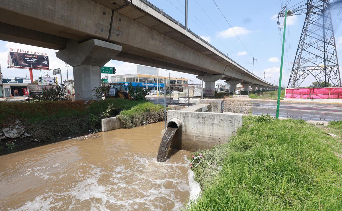 Los cauces que pasan a un costado de la estructura del Tren Interurbano a la altura de San Mateo Atenco se encuentran saturados de basura. Foto: Alejandro Vargas / El Universal Estado de México