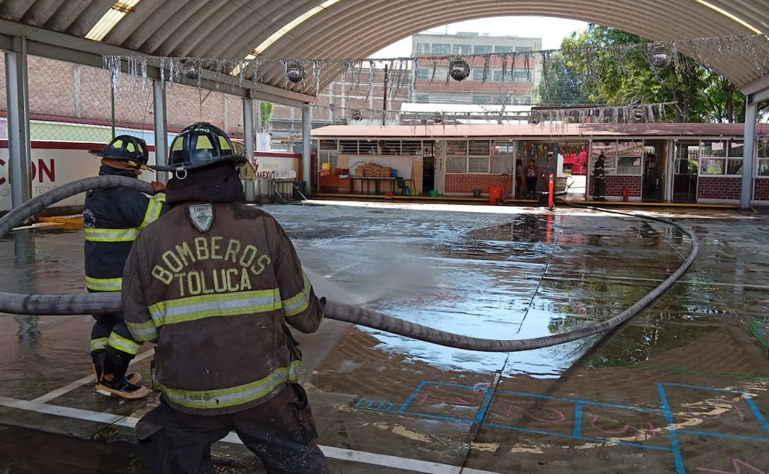 Elementos de Protección Civil y Bomberos de Toluca, la Policía Municipal y el Organismo de Agua y Saneamiento han dado atención a las afectaciones. Foto. Especial