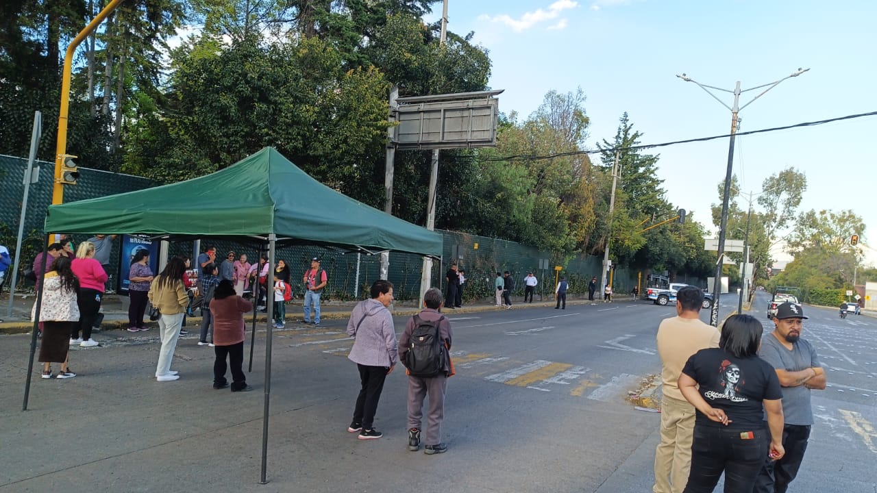 Los inconformes impidieron el paso en la avenida del Conscripto desde las tres de la tarde. Foto Especial